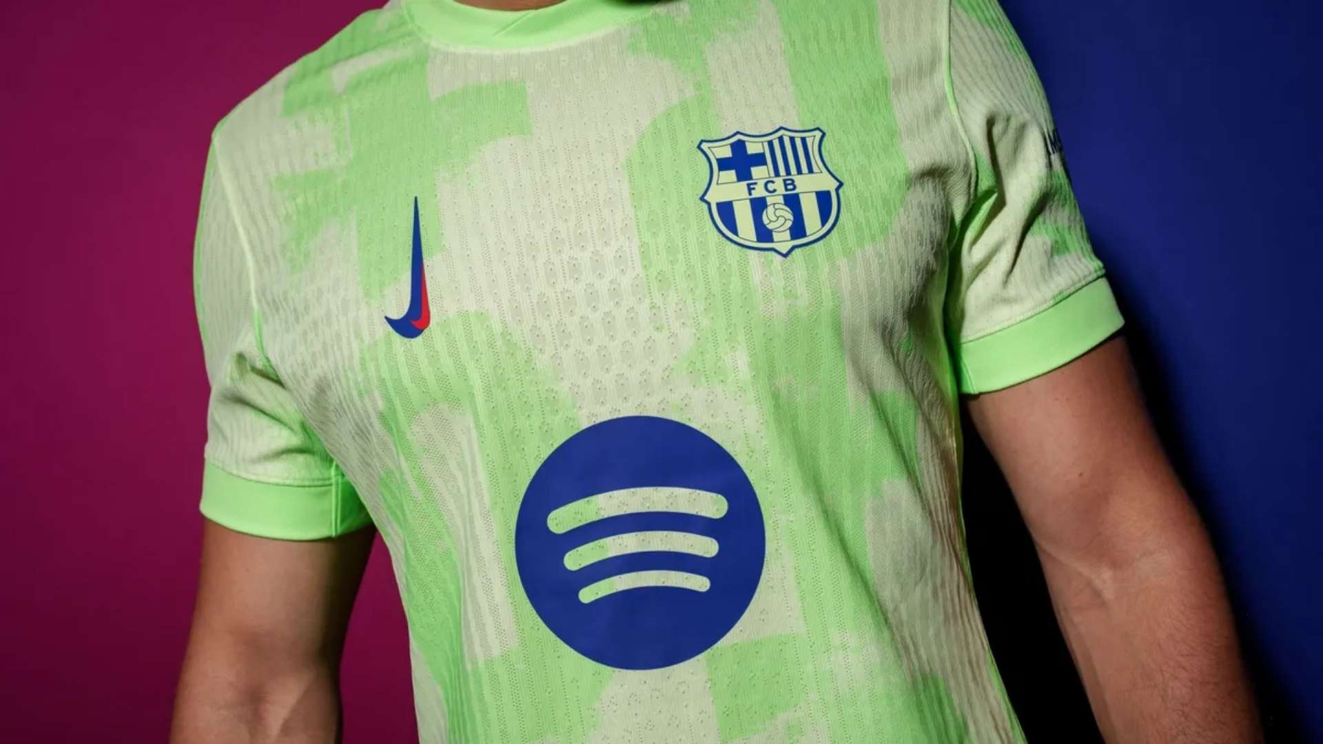 Por que el FC Barcelona juega con camiseta verde ante Osasuna por LaLiga 2024 25 y cuanto cuesta la tercera equipacion Goal Espana